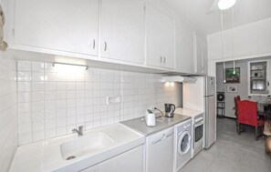 R éfrigérateur, four, plaque de cuisson, lave-vaisselle