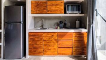 Refrigerador, microondas, placa de cocina, cafetera/tetera