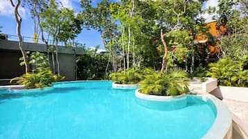 Una piscina al aire libre