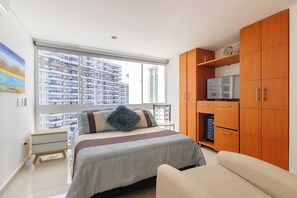 2 Schlafzimmer, Schreibtisch, Bügeleisen/Bügelbrett, Reisekinderbett