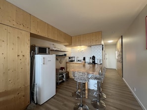 Kühlschrank, Mikrowelle, Kochgeschirr/Geschirr/Besteck