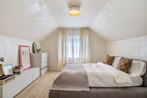 4 bedrooms, free WiFi, bed sheets