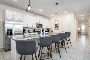 Private kitchen - Modern Retreat Private Pool Near Disney (Kissimmee)