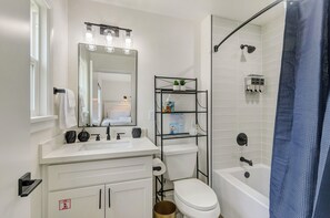 Secadora de cabello, toallas, jabón, papel de baño