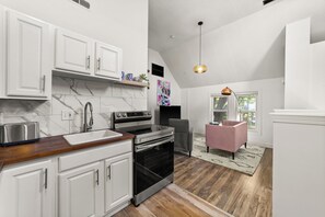 Private kitchen - Cozy Loft Apartment in Ohio City (Cleveland)