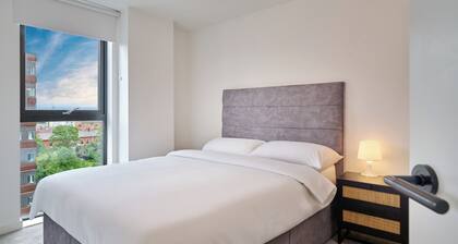 Modern Two-Bedroom Ensuite Flat near Manchester City Centre and Old Trafford