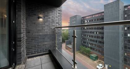 Modern Two-Bedroom Ensuite Flat near Manchester City Centre and Old Trafford