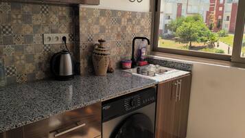 Geladeira, fogão, cooktop, cafeteira/chaleira