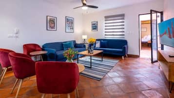 Deluxe villa, balkon, uitzicht op stad | Een bureau, een strijkplank/strijkijzer, gratis wifi