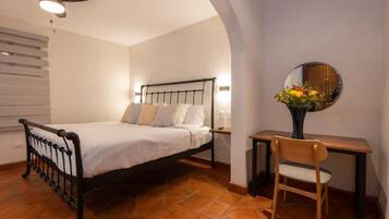 Villa Deluxe, balcón, vista a la ciudad | Escritorio, tabla de planchar con plancha y wifi gratis