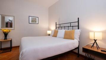 Villa Deluxe, balcón, vista a la ciudad | Escritorio, tabla de planchar con plancha y wifi gratis