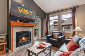 Una televisión, una chimenea