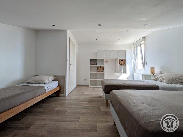 3 bedrooms, travel crib, internet