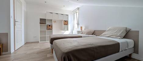 3 slaapkamers, reisbedje, internet