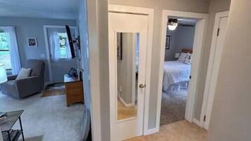 2 camere, una scrivania, ferro/asse da stiro, culla da viaggio