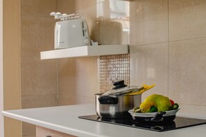 Kühlschrank, Mikrowelle, Herdplatte, Wasserkocher mit Kaffee-/Teezubehör