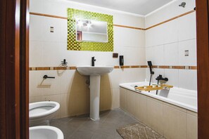 Hair dryer, bidet, towels, soap - House Mary (Napoli)