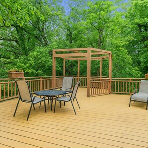 Terrace/patio - Into The Woods Lake Geneva Retreat Deck Fireplace Wooded Setting Sleeps 10 (Lake Geneva)