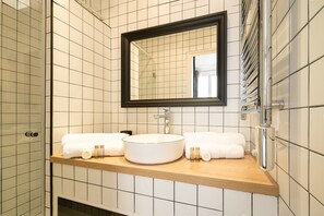 Shower, free toiletries, hair dryer, towels - Appartement Maubeuge - Welkeys (Paris)