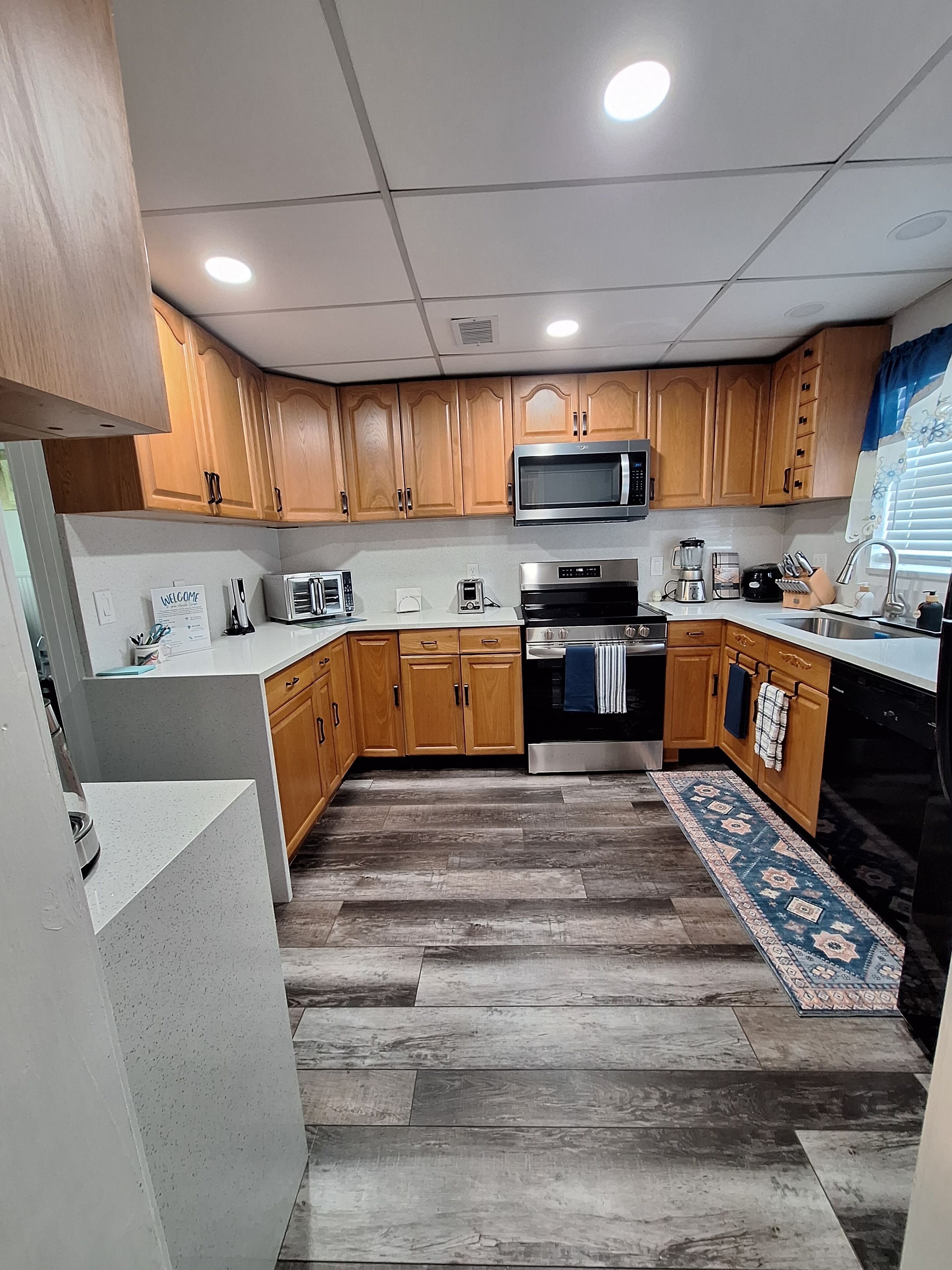 Microondas, horno, placa de cocina y lavavajillas