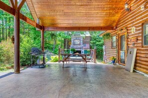 Outdoor dining - Private Theater, Hot Tub & Game Room | 4BR Cabin, Resort Pool & Fishing (Sevierville)