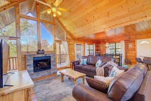 Smart TV, fireplace, video games, books - 4BR Pigeon Forge Cabin | Hot Tub, Sauna, Game Room | 1 Mi to Dollywood, Pool Access, Scenic Views (Pigeon Forge)