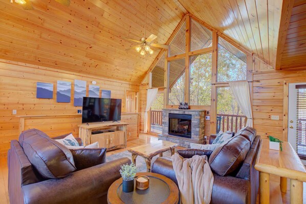 Smart TV, fireplace, video games, books - 4BR Pigeon Forge Cabin | Hot Tub, Sauna, Game Room | 1 Mi to Dollywood, Pool Access, Scenic Views (Pigeon Forge)