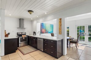 Kjøleskap, ovn, kokeplater og oppvaskmaskin