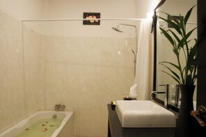 Chuveiro, banheira de hidromassagem, secador de cabelo, bidê