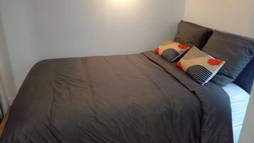 1 slaapkamer, een strijkplank/strijkijzer, wifi, beddengoed