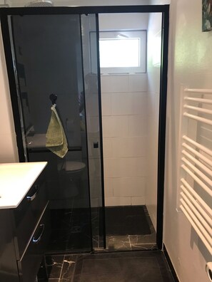 Shower, hair dryer, towels, soap - Charming 25m2 studio close to CDG airport, Parc Astérix, sandy sea, (Louvres)