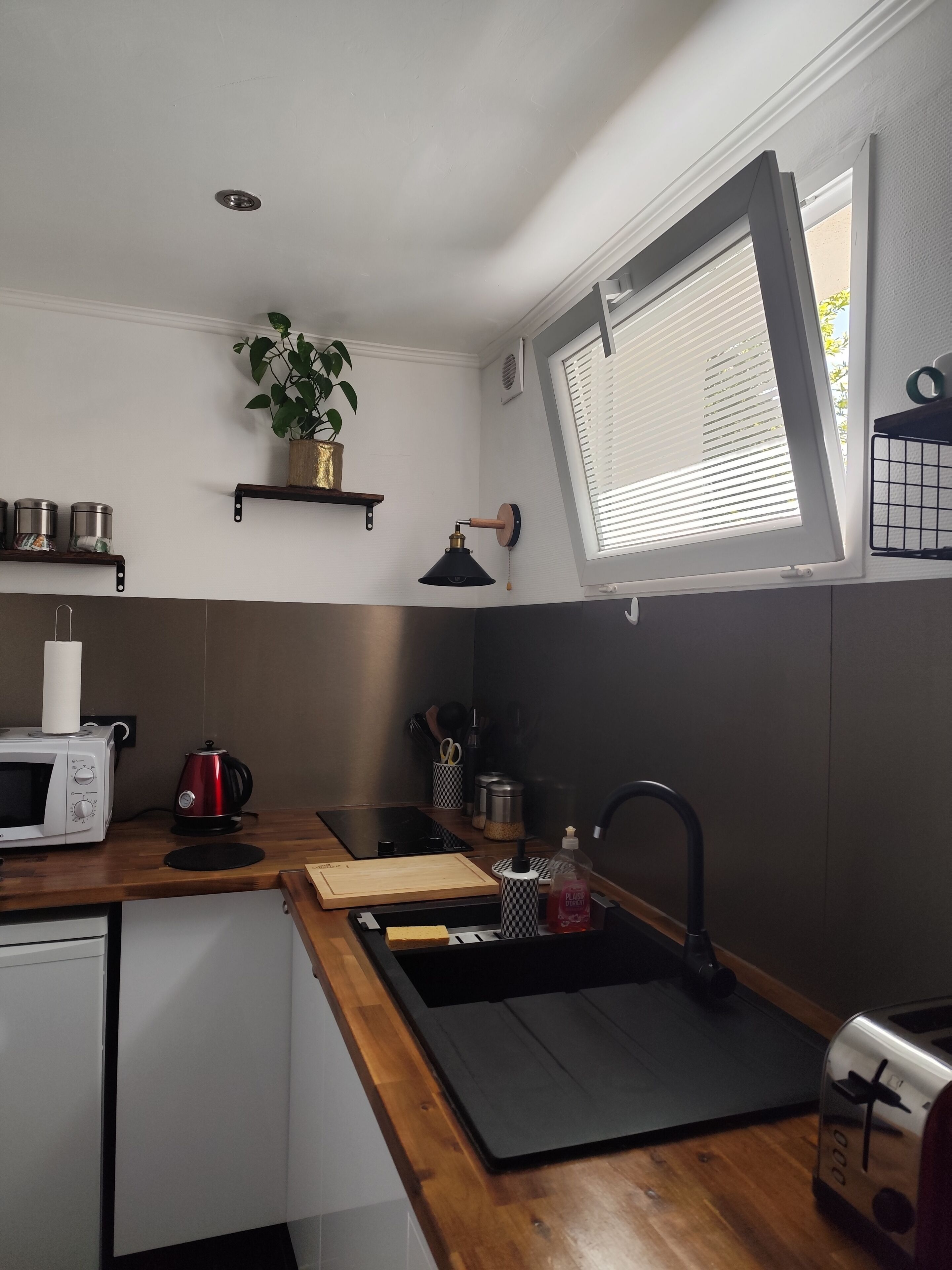 冷蔵庫、電子レンジ、コンロ、電気ポット