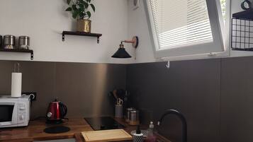 Réfrigérateur, micro-ondes, plaque de cuisson, bouilloire électrique