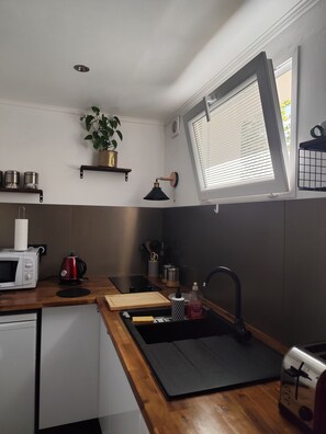 Réfrigérateur, micro-ondes, plaque de cuisson, bouilloire électrique