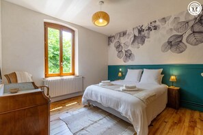 4 dormitorios, tabla de planchar con plancha, cuna de viaje