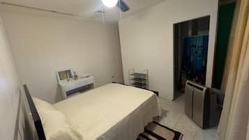 5 Schlafzimmer, Schreibtisch, Bügeleisen/Bügelbrett, WLAN