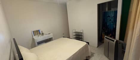 5 slaapkamers, een bureau, een strijkplank/strijkijzer, wifi