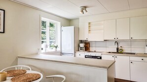 Een koffiezetapparaat/waterkoker, een koelkast, een magnetron, een oven
