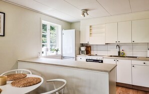 Een koelkast, een oven, een kookplaat, een koffiezetapparaat/waterkoker