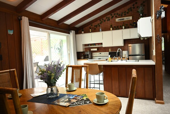 冷蔵庫、電子レンジ、オーブン、コンロ