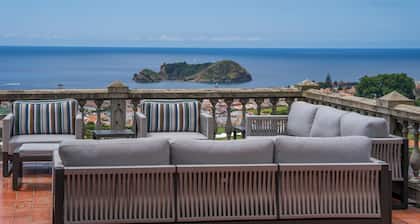 Hilltop 6 bedroom 2 home villa w/expansive ocean views in Vila Franca do Campo