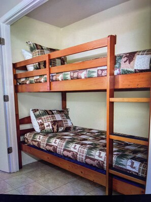 2 habitaciones, tabla de planchar con plancha, cuna de viaje y wifi 