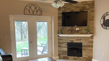 TV, fireplace