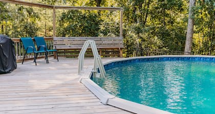 4-Bedroom Gameday Oasis by the Lake