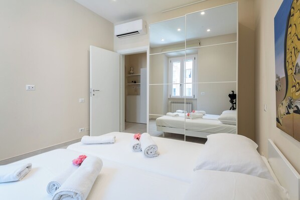 7 Schlafzimmer, Zimmersafe, Bügeleisen/Bügelbrett, Reisekinderbett