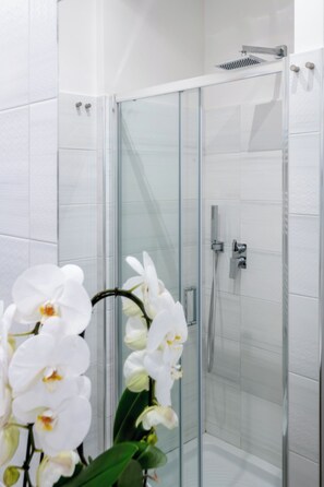 Hair dryer, bidet, towels, soap - DomusAurea 3 apartments in same building a stone's throw from the Colosseum (Roma)