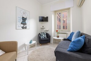 Smart-TV, Videospiele, DVD-Player, Tischfußball