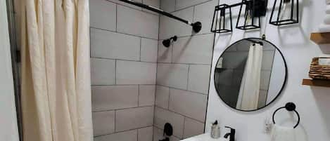 Asciugacapelli, bidet, asciugamani, sapone
