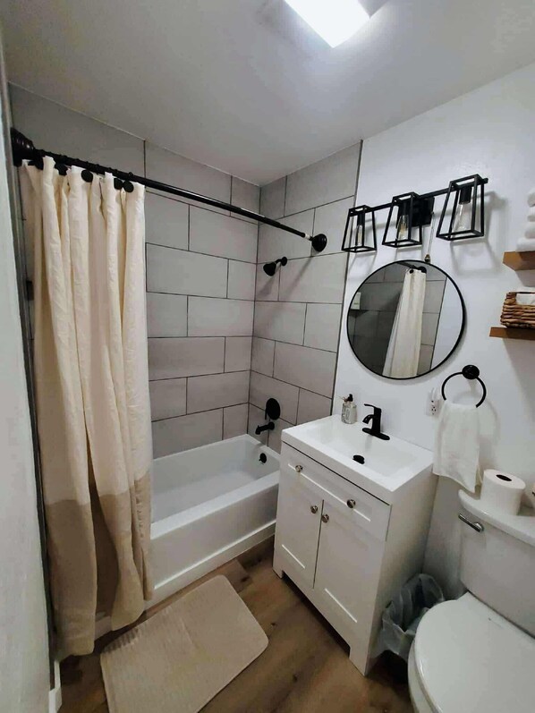 Hårtørrer, bidet, håndklæder, Sæbe
