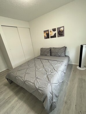 3 bedrooms, iron/ironing board, free WiFi, bed sheets - Cozy 3-bedroom 2.5 bath house in Kent near hospital and shopping centers  (Kent)
